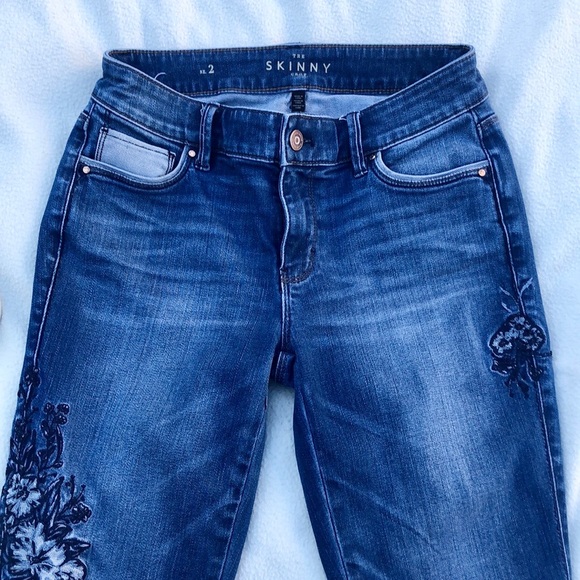 WHBM Floral Embroidered Crop Skinny Jeans Size 2 - Picture 3 of 11